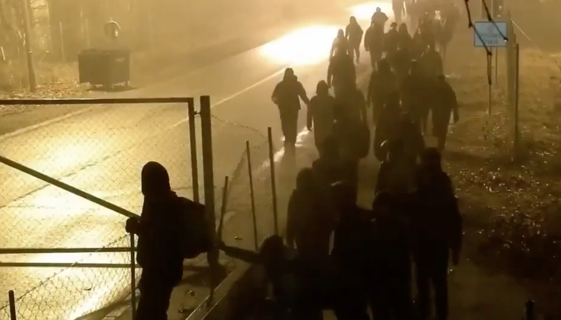 Ungarsk grensepoliti skjøt varselskudd mot migranter&nbsp;<span>(+)</span>
