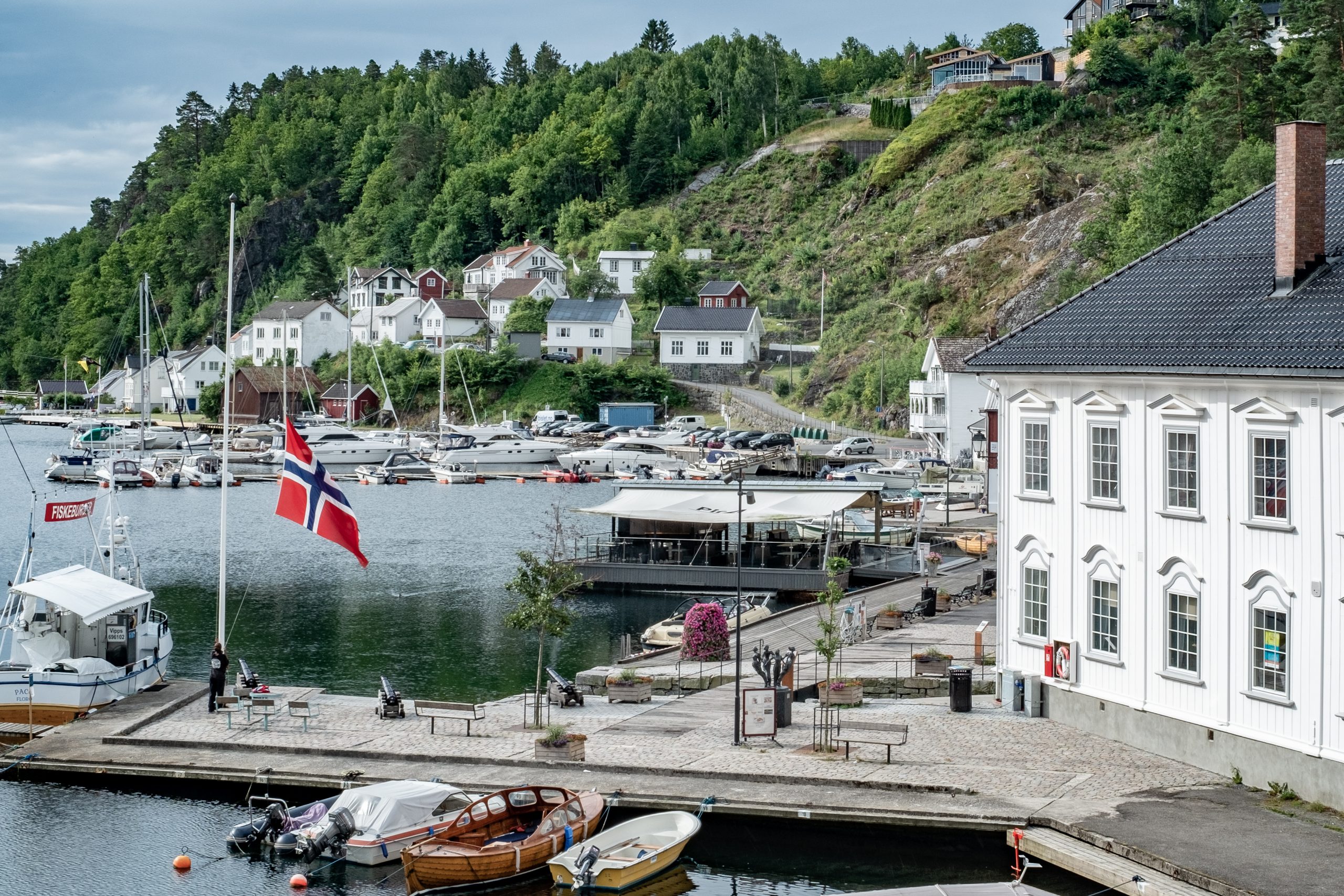 Flagget heises foran Tvedestrand rådhus.&nbsp;<span>(+)</span>