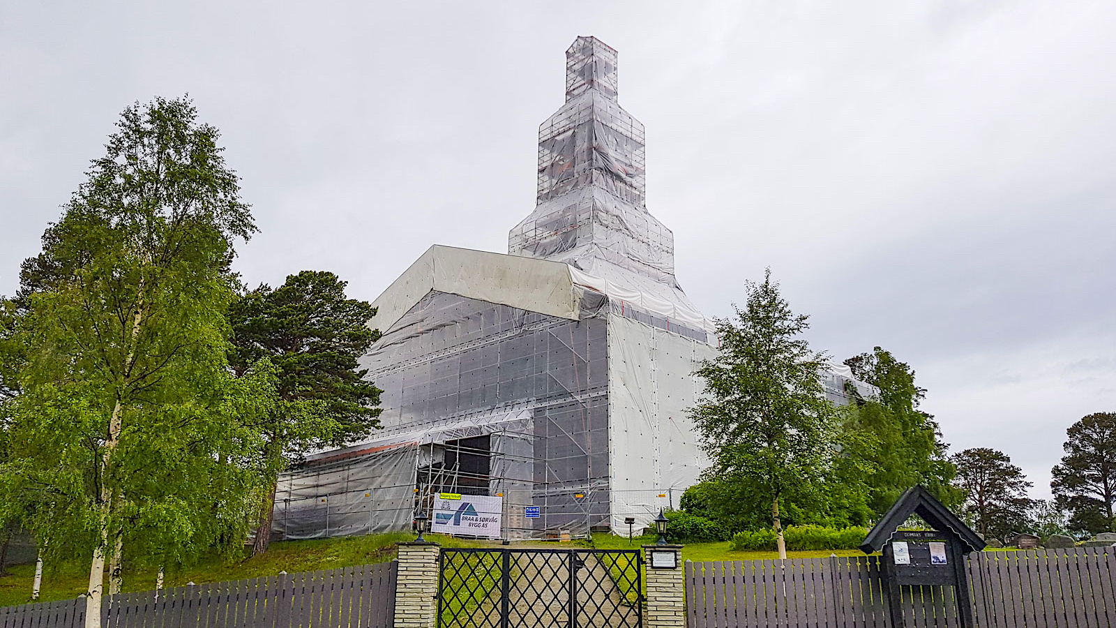 Dombås kirke ble skadet for over 40 millioner kroner – gjenåpner til jul&nbsp;<span>(+)</span>
