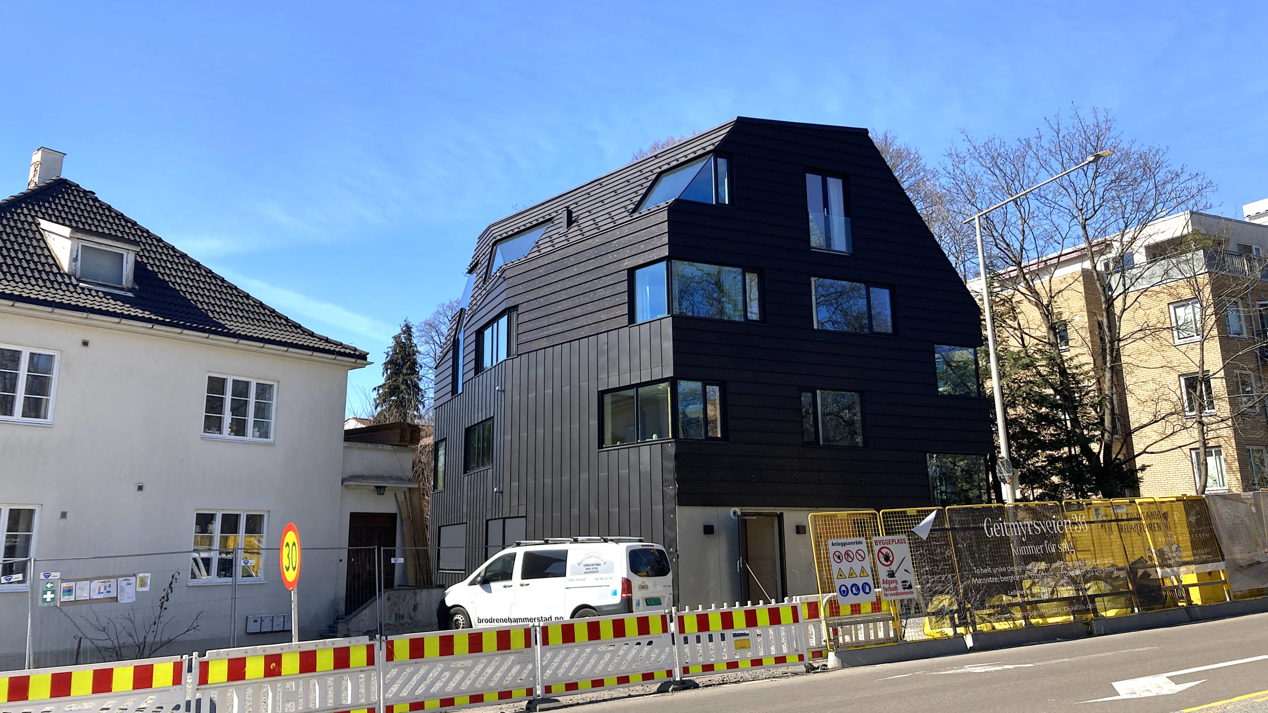 Arkitektonisk miljødrap i stilfullt villaområde&nbsp;<span>(+)</span>