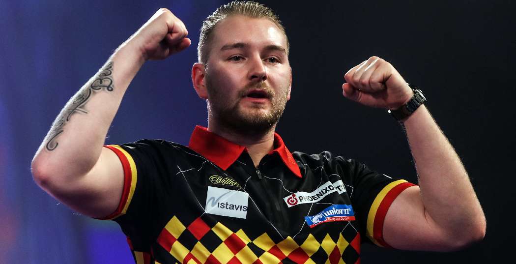 MVG skadet, Clayton videre og Van den Bergh vant i en dramatisk natt i Premier League Darts&nbsp;<span>(+)</span>