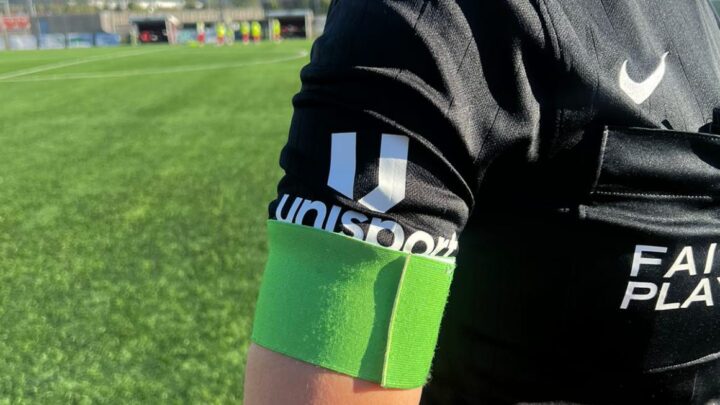 Et grønt armbind skal gjøre livet enklere for unge fotballdommere