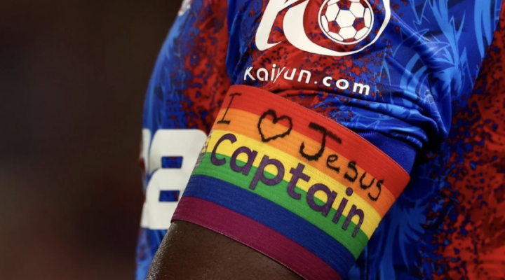 Premier League-kaptein slipper straff for å ha skrevet «Jeg elsker Jesus» på kapteinsbind som hyllet LHBTQ