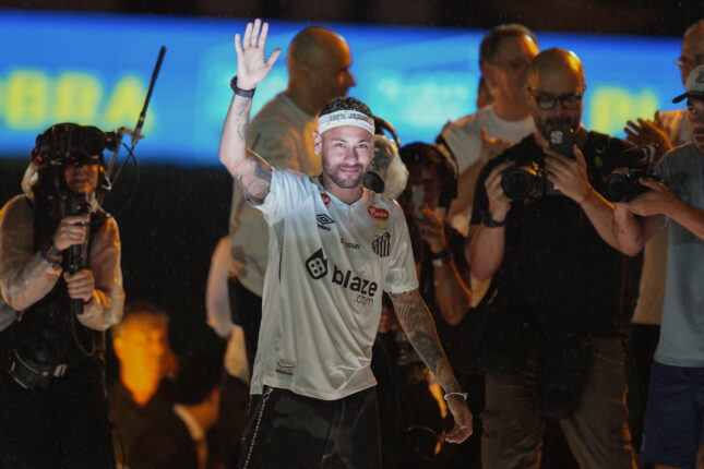 Fullsatt stadion da Neymar ble ønsket velkommen tilbake til Santos