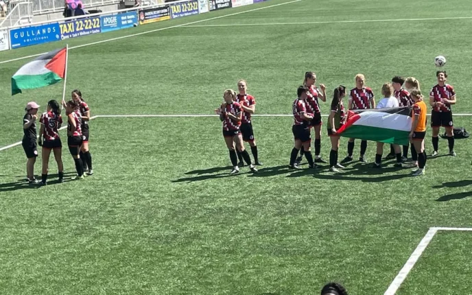 Engelsk cupfinale avbrutt etter at fans og spillere viftet med palestinske flagg
