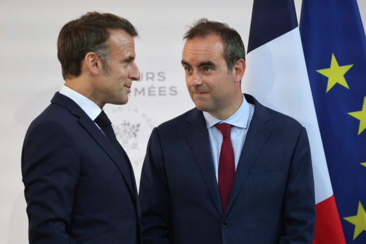 Macrons president&shy;skap i full oppløsning – tidligere stats&shy;minister ber ham gå av