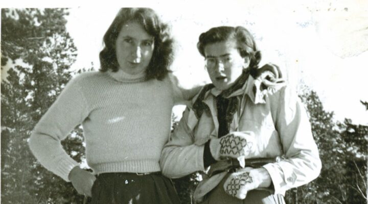 Gunvor Hofmo og Ruth Maier på Kolsåstoppen en gang i 1941.