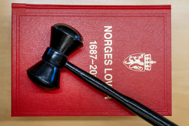Tvang tenåring til å spise egen sokk