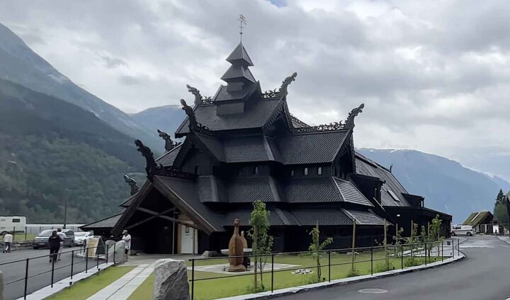 Stavkirke­arkitektur som symbolsk provokasjon