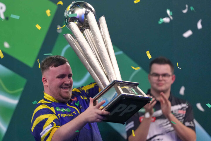 Dartfenomenet Luke Littler forsvarte VM-tittelen – hylles av legende