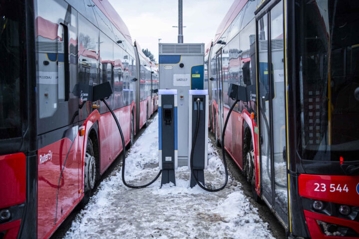 Full stans i Oslo-kulda: «Materiellmangel» er Ruters kodeord for elbusser som ikke virker