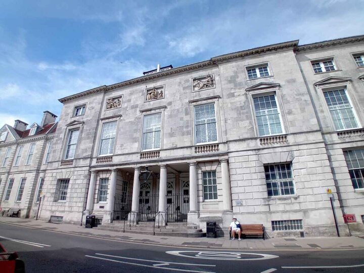 Svært ung jente voldtatt og torturert av sin egen familie i West Sussex