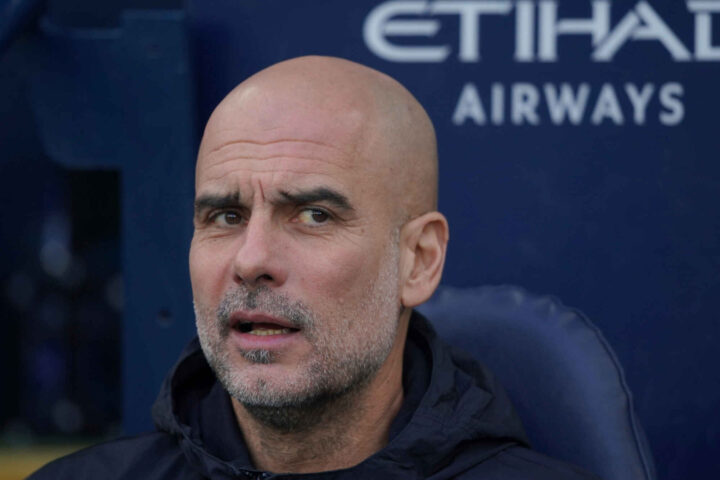 Pep Guardiola sitter i glasshus