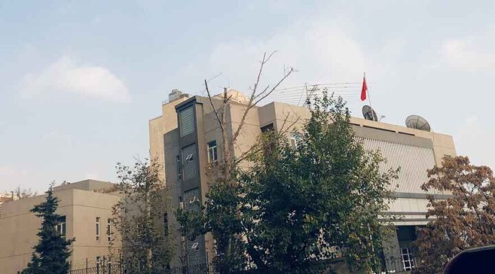 Kina ber egne borgere om å forlate Iran