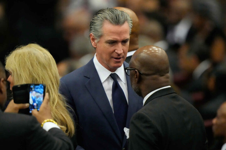Gavin Newsom sier Trump hadde rett, later som han er en rednings&shy;mann for middel&shy;klassen