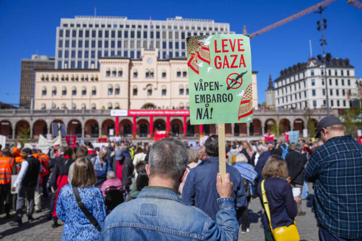 Demonstrasjon på Youngstorget 1. mai, politiet måtte gripe inn