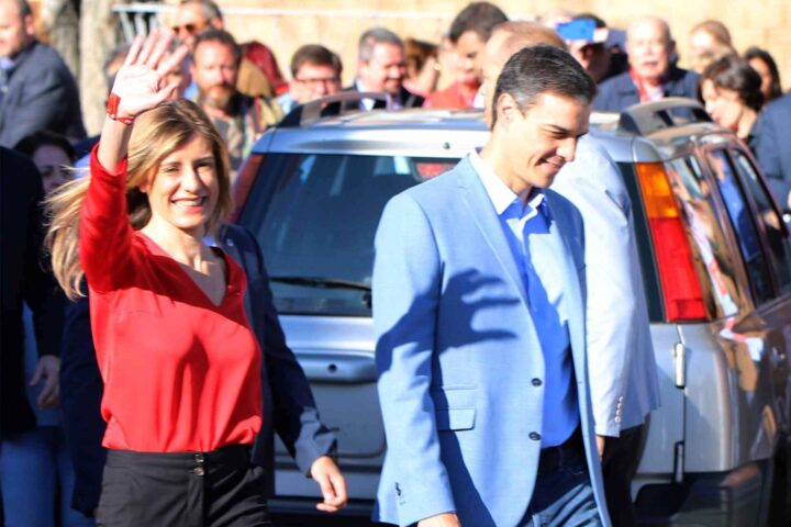 Spania: Idag må Pedro Sánchez’ kone gå kanossa&shy;gang og levere fra seg passet