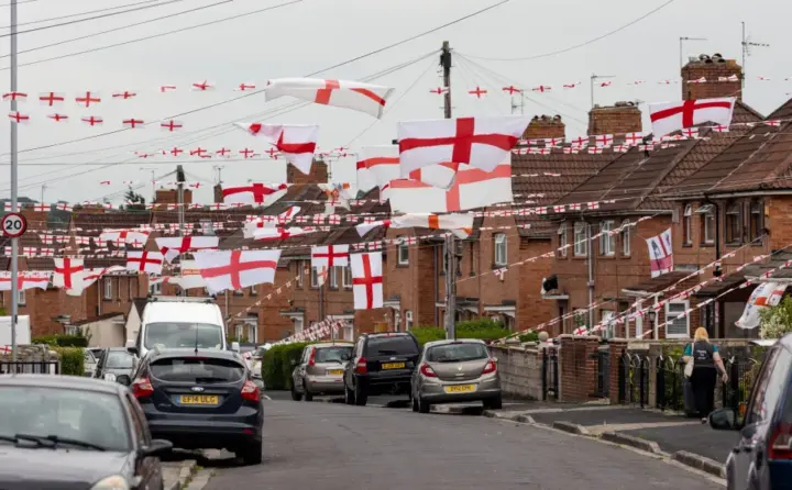 Englands mest patriotiske gate trosser De Grønne og henger opp St. George-flagg