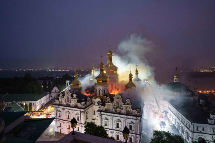 Russerne har satt i brann katedralen som er del av Lavra-klosteret