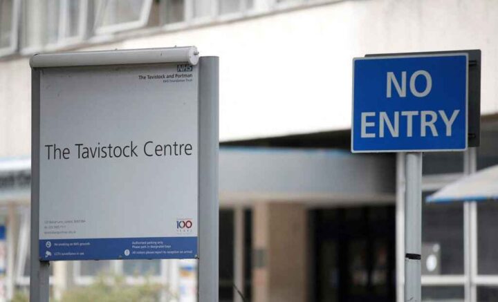 Behandlingen av mindre&shy;årige med kjønns&shy;dysfori ved en NHS-klinikk kan ha skadet 78 barn