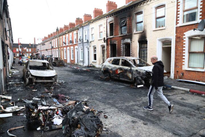Politikerne kan takke seg selv for opp&shy;tøyene i Belfast