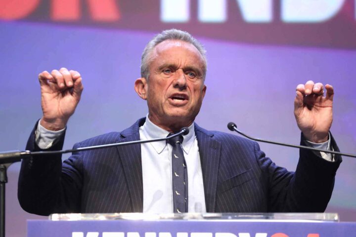 RFK Jr. krever for&shy;klaring på at studie på vaksiner og plutselig sped&shy;barns&shy;død er fjernet