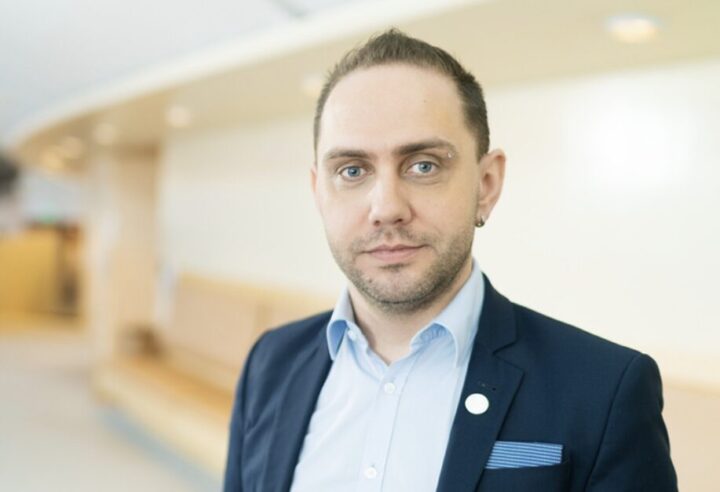 Svensk parlamentariker går av for befatning med overgreps&shy;materiale – ville ha flere menn i barnehagen
