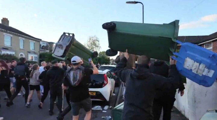 Britene er sinte – tusenvis protesterer i Southampton etter drapet på Henry Nowak