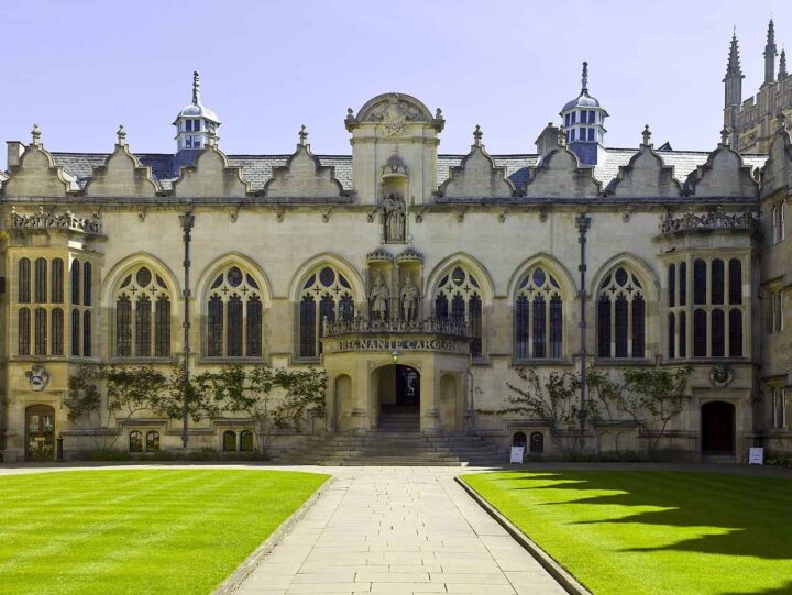Oxford-professor avlyser forelesninger etter press fra pro-transaktivister
