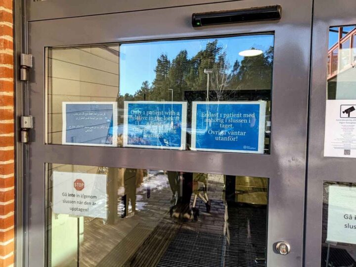 Norrköping-sykehus: Stolene og benkene  er boltet fast i gulvet