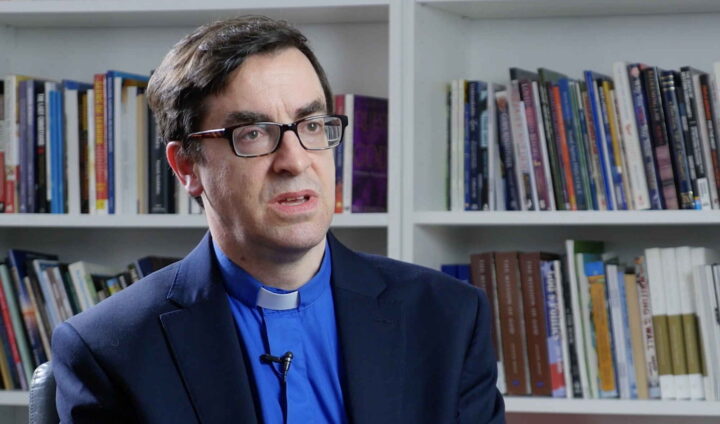 Oppreisning for britisk skoleprest som ble sparket for tradisjonell forkynnelse