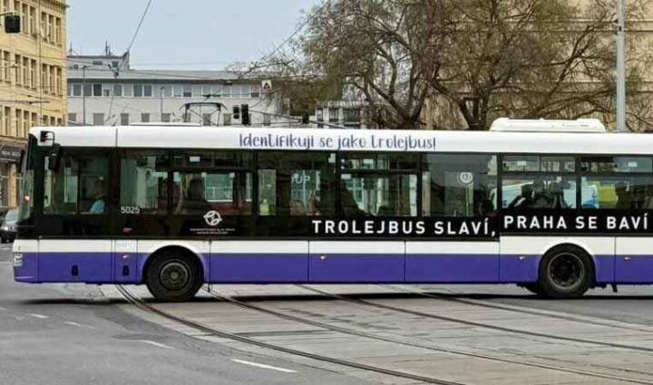 Prahas kollektiv&shy;transport an&shy;klages for å latterlig&shy;gjøre Pride: «Jeg identifiserer meg som en trolley&shy;buss!»