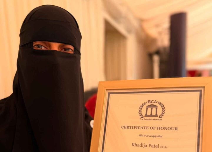 Nikab-kledd kvinne fikk britisk pris for kvinne&shy;arbeid; skaper reaksjoner på sosiale medier