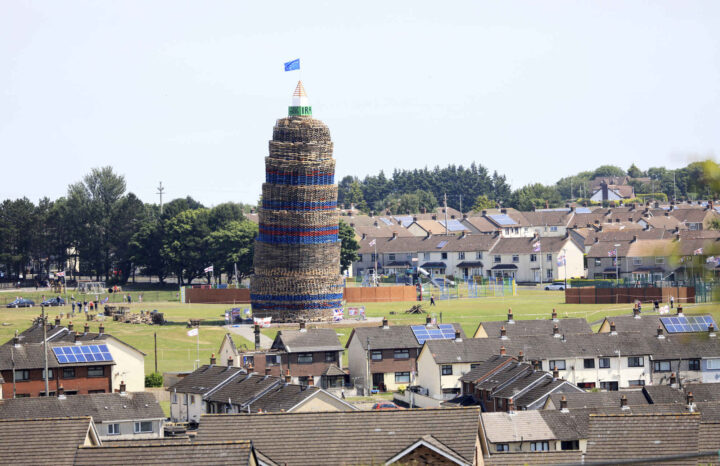 En moské-modell på toppen av et bål skaper konflikt i Nord-Irland