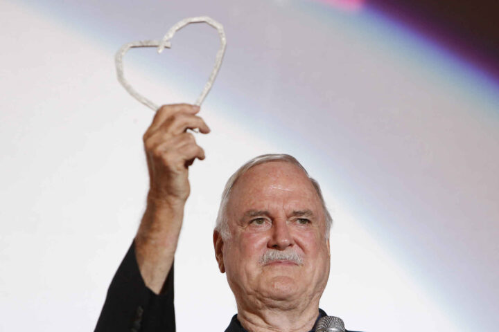 John Cleese svarer på rasisme-anklager: – Jeg er ikke rasist, jeg er kulturalist