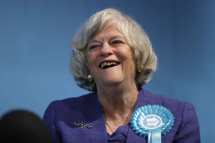 Drapet på den kjente og kjære Ann Widdecombe sjokkerer Storbritannia