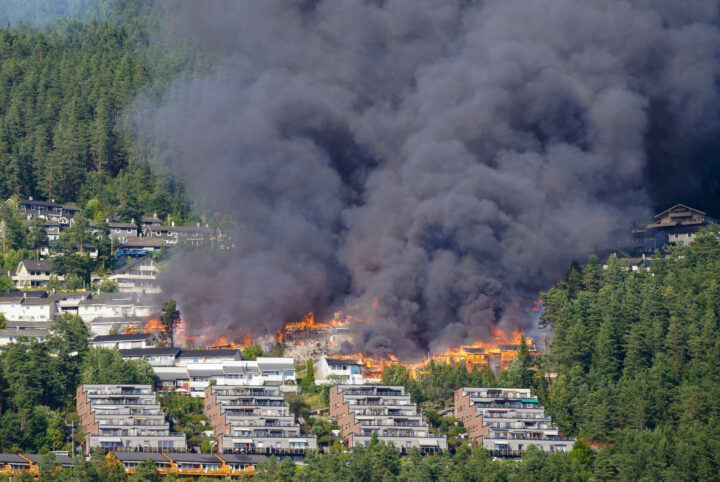Storbrann herjer boligområde i Krokstadelva; flere hundre evakuert