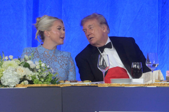 Trump dominerer rommet fullstendig