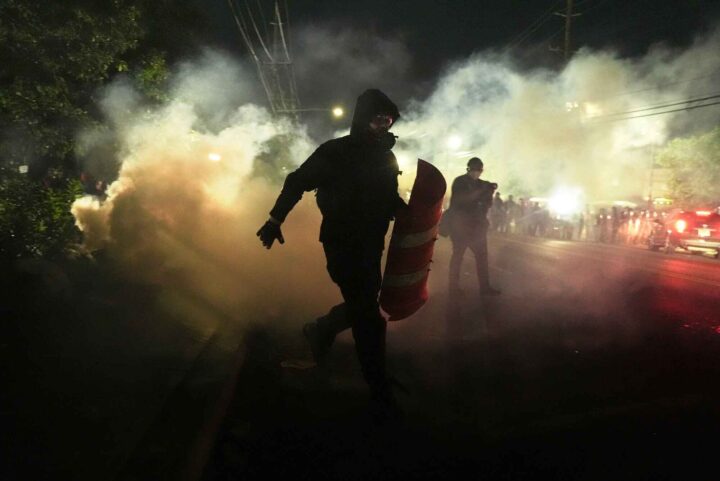 Ansatte ved et inter&shy;nerings&shy;senter for illegale migranter trakasseres av «Abolish ICE»-demon&shy;stranter