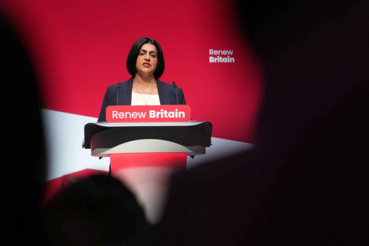 Britisk politi pågriper 12 per&shy;soner etter trusler fra «eks&shy;treme høyre&shy;krefter» mot et islamsk arrange&shy;ment