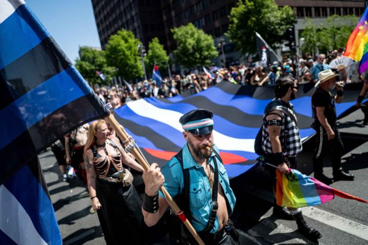 Fører kjørte inn i menneskemengde i Berlin under Pride-parade