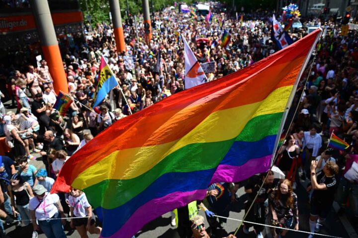Minst en person er død etter angrep mot Pride-parade i Berlin, politiet jakter på en mistenkt islamist