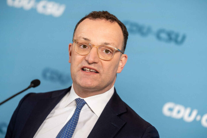 Nær alliert av Friedrich Merz trekker seg etter surrogati&shy;kontrovers