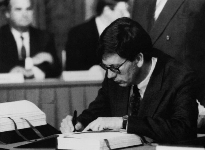 Den trojanske avtalen: Hvordan kobberkabler i 1992 ble til strøm&shy;plyndring og digital masseover&shy;våking i 2026