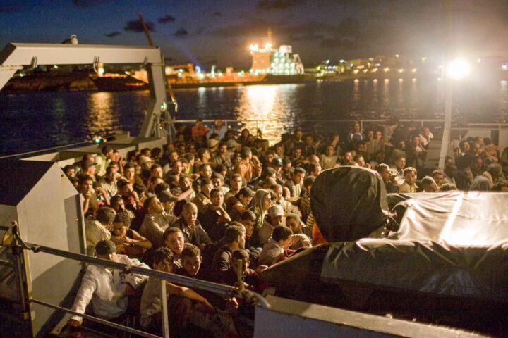 Fransk marine delte ut rednings&shy;vester og vinket illegale migranter god tur til England