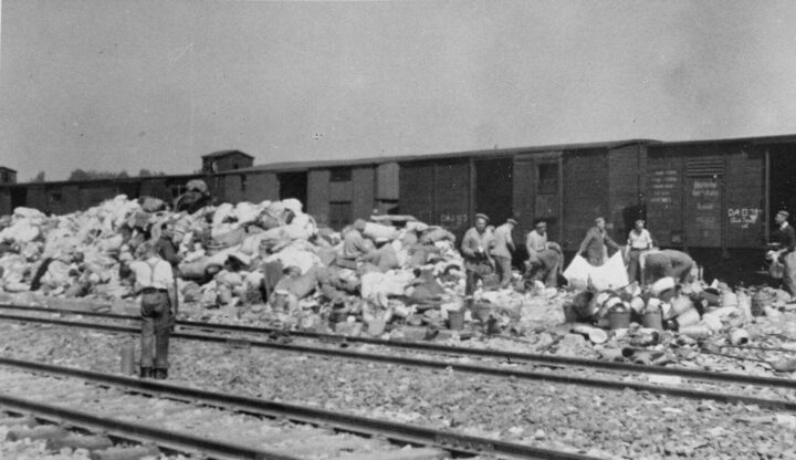 Fanger gjennomgår konfiskerte klær (1944).