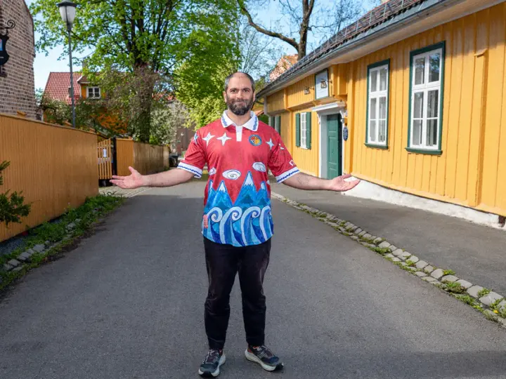 Iransk kunstner og komiker har suksess med «snill» lands&shy;lags&shy;drakt