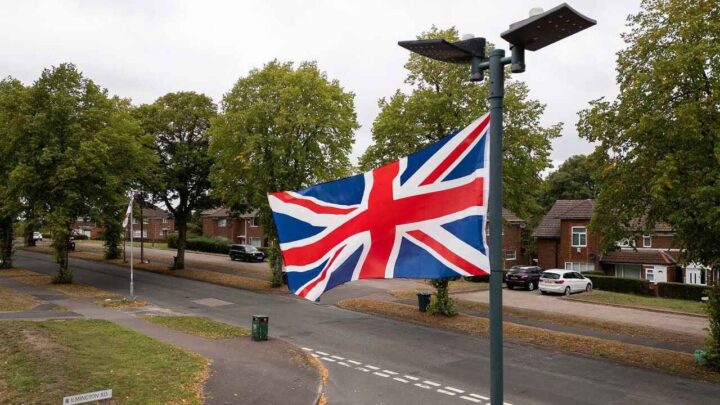 Britisk domstol gjør det straff­bart å henge landets flagg på lykte­stolper